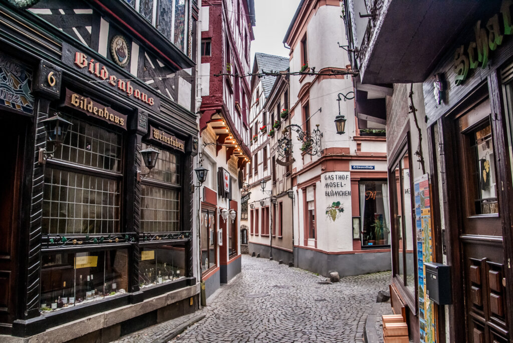Die Moselstraße mit ihren Fachwerkfassaden und alten Häusern zählt zu den schönsten Fotospots in Bernkastel-Kues.