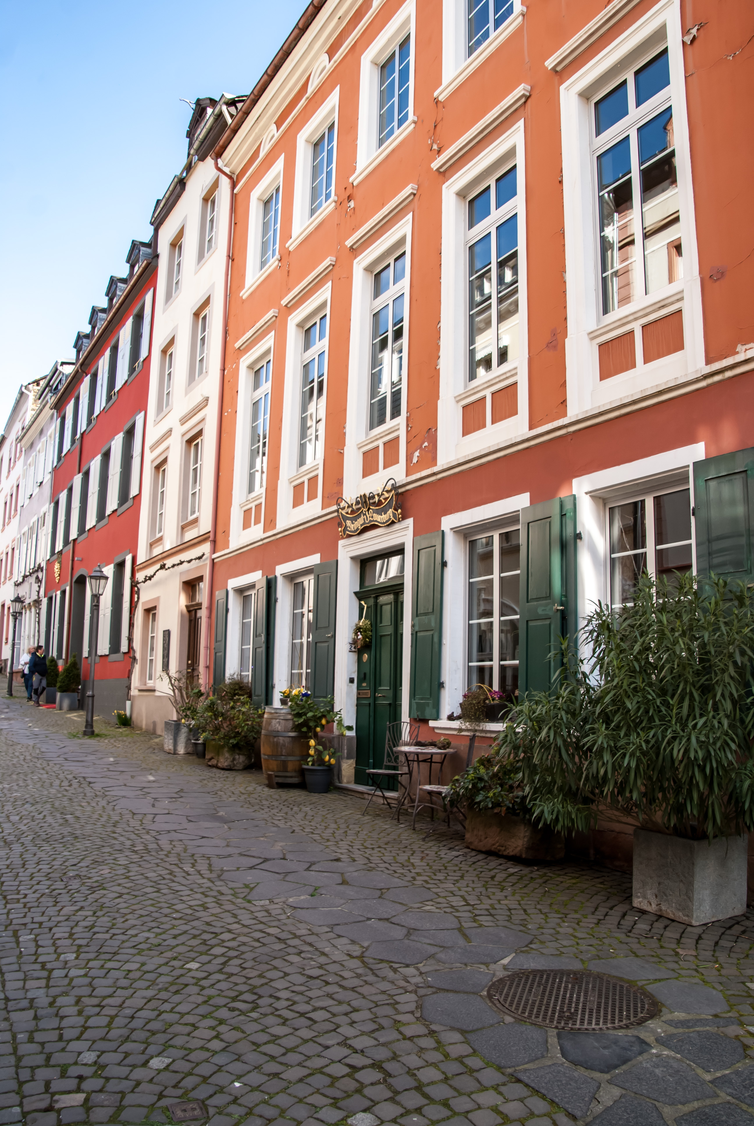 Die Graacher Straße lockt mit farbenfrohen Hausfassaden und ist daher ein wunderschöner Fotospot.