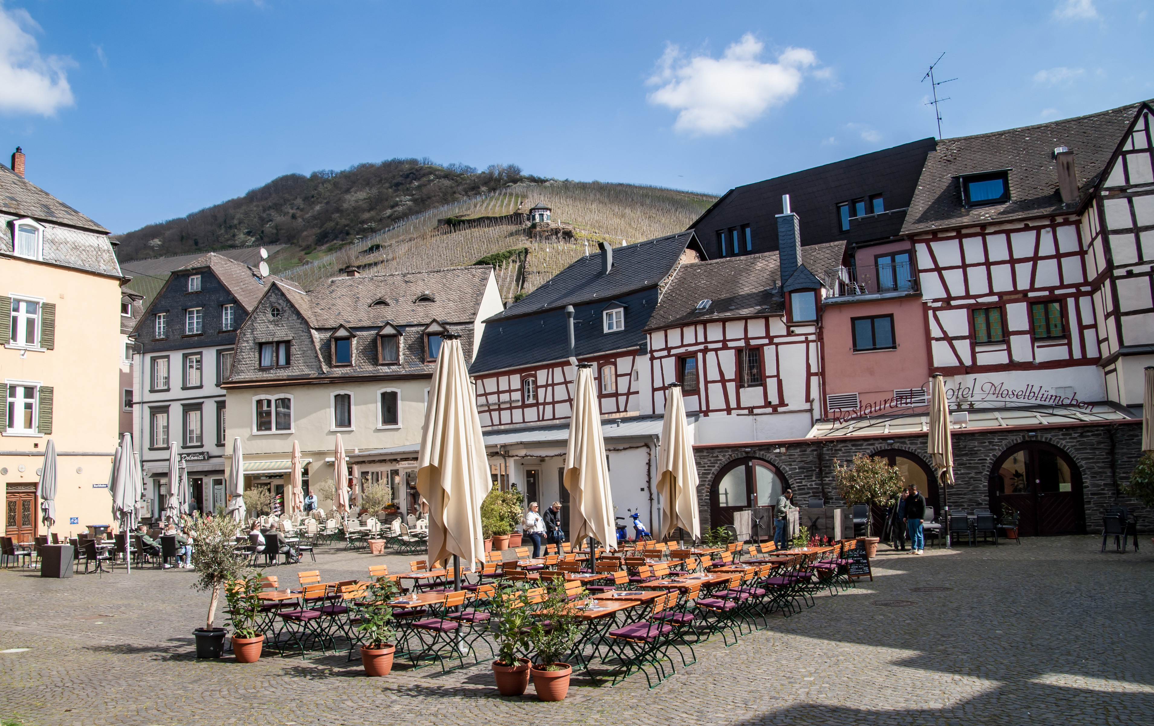 Auch ein schöner Fotospot in Bernkastel-Kues: Der Karlsbader Platz mit wunderschönen Hausfassen
