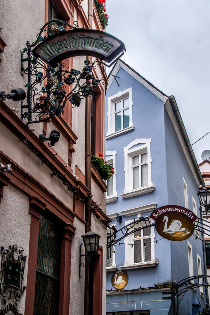 Die Schwanenstraße mit ihren malerischen Hausfassaden und verzierten Schildern ist ein lohnenswerter Fotospot in Bernkastel-Kues