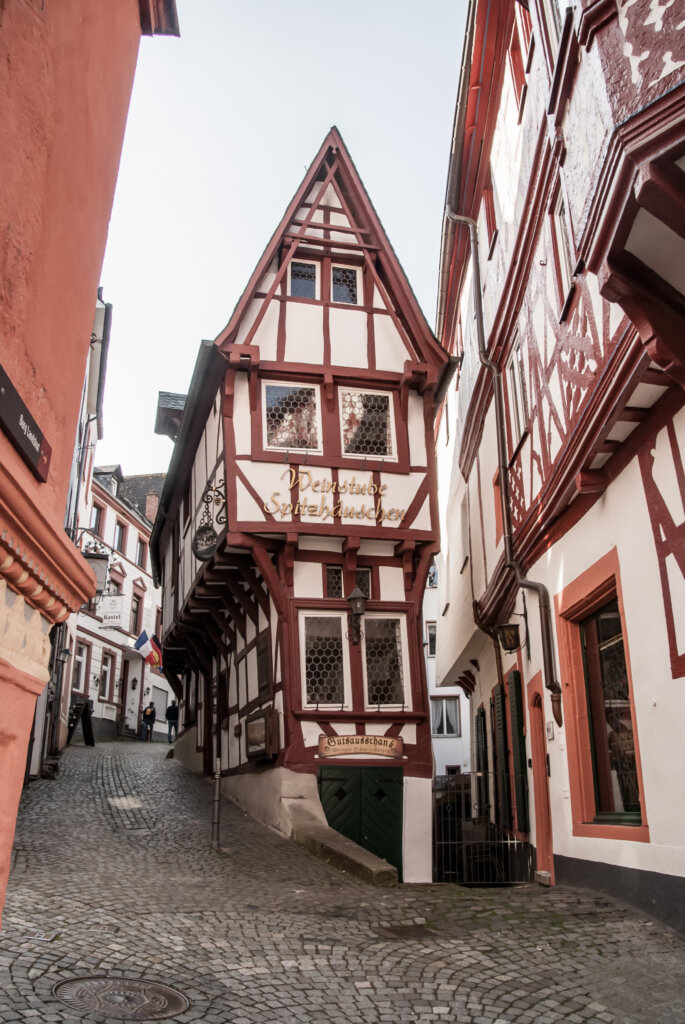 Das Spitzhäuschen in Bernkastel-Kues ist wegen des schmalen Baus mit Fachwerkfassade ein beliebter Fotospot.