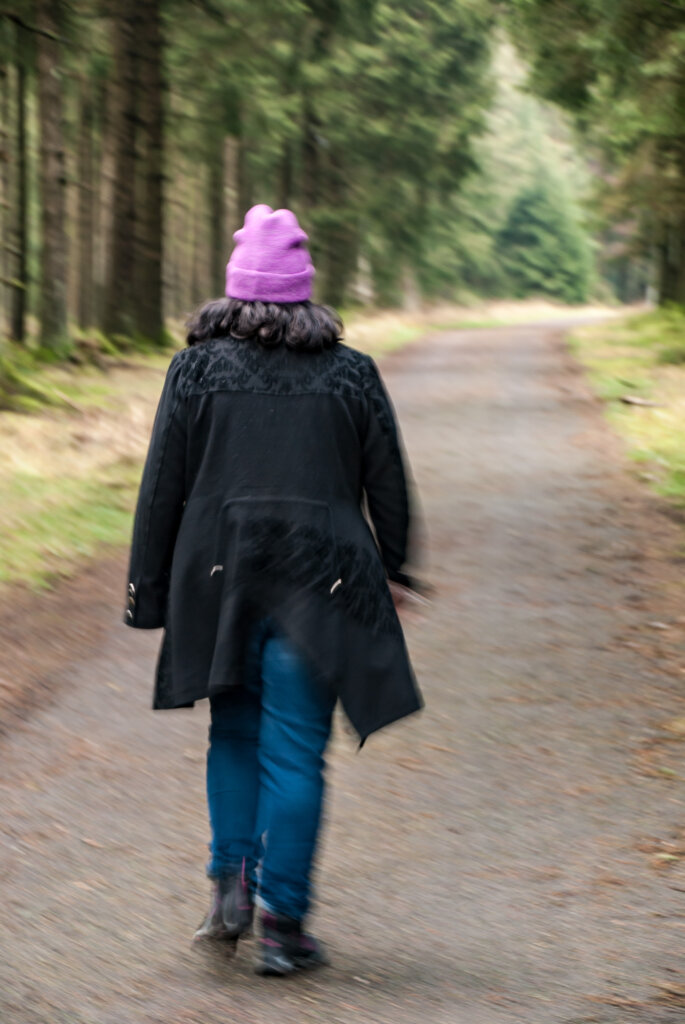 Frau von hinten im Wald