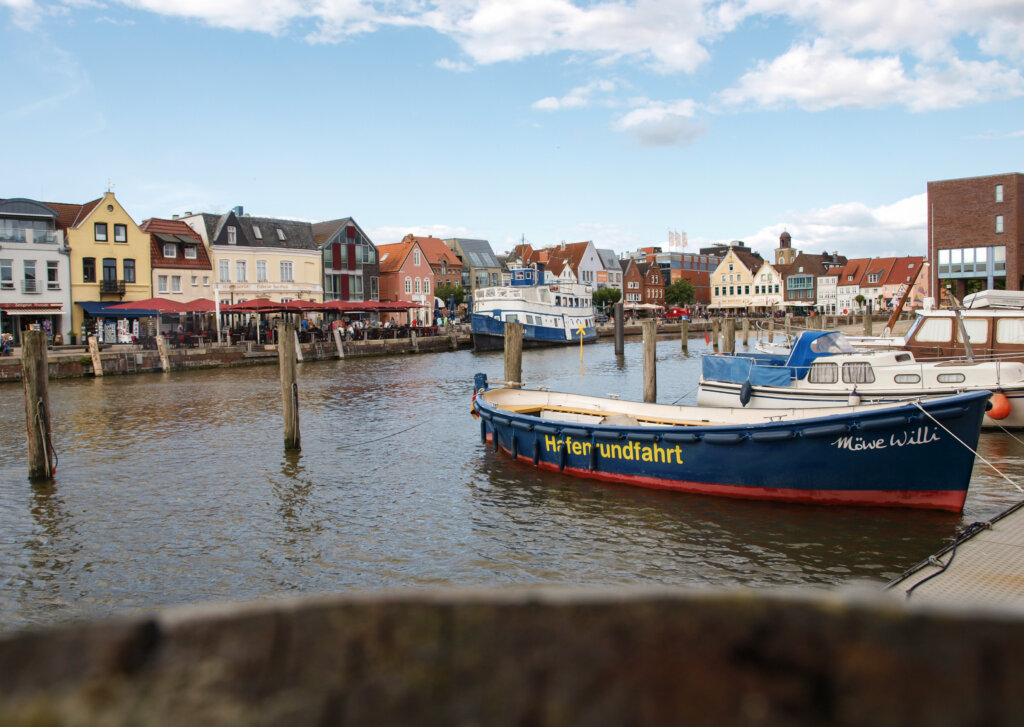 Binnenhafen in Husum mit dem Tuckerboot Möwe Willi
