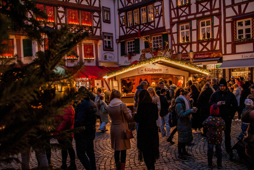 Besucher auf dem Weihnachtsmarkt Bernkastel-Kues vor dem Glühweinstand auf dem Marktplatz